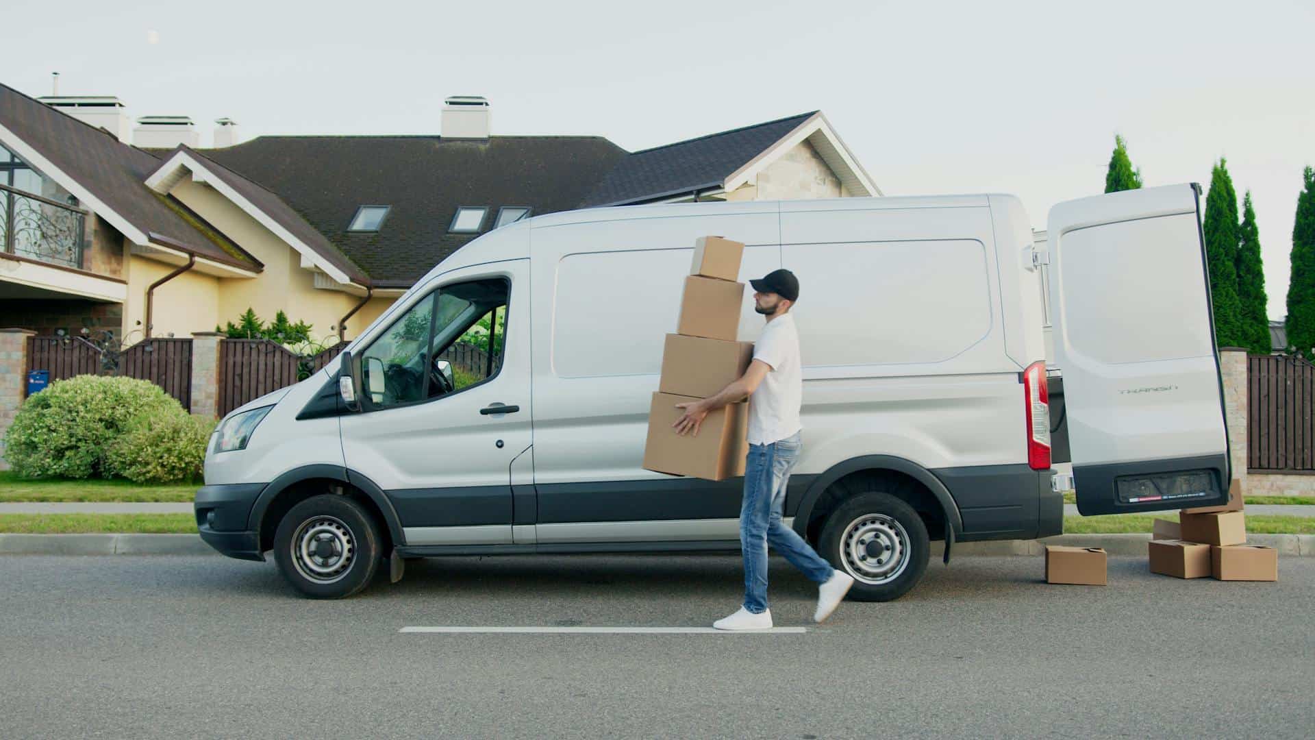 Repartidor entregando paquetes en zona residencial