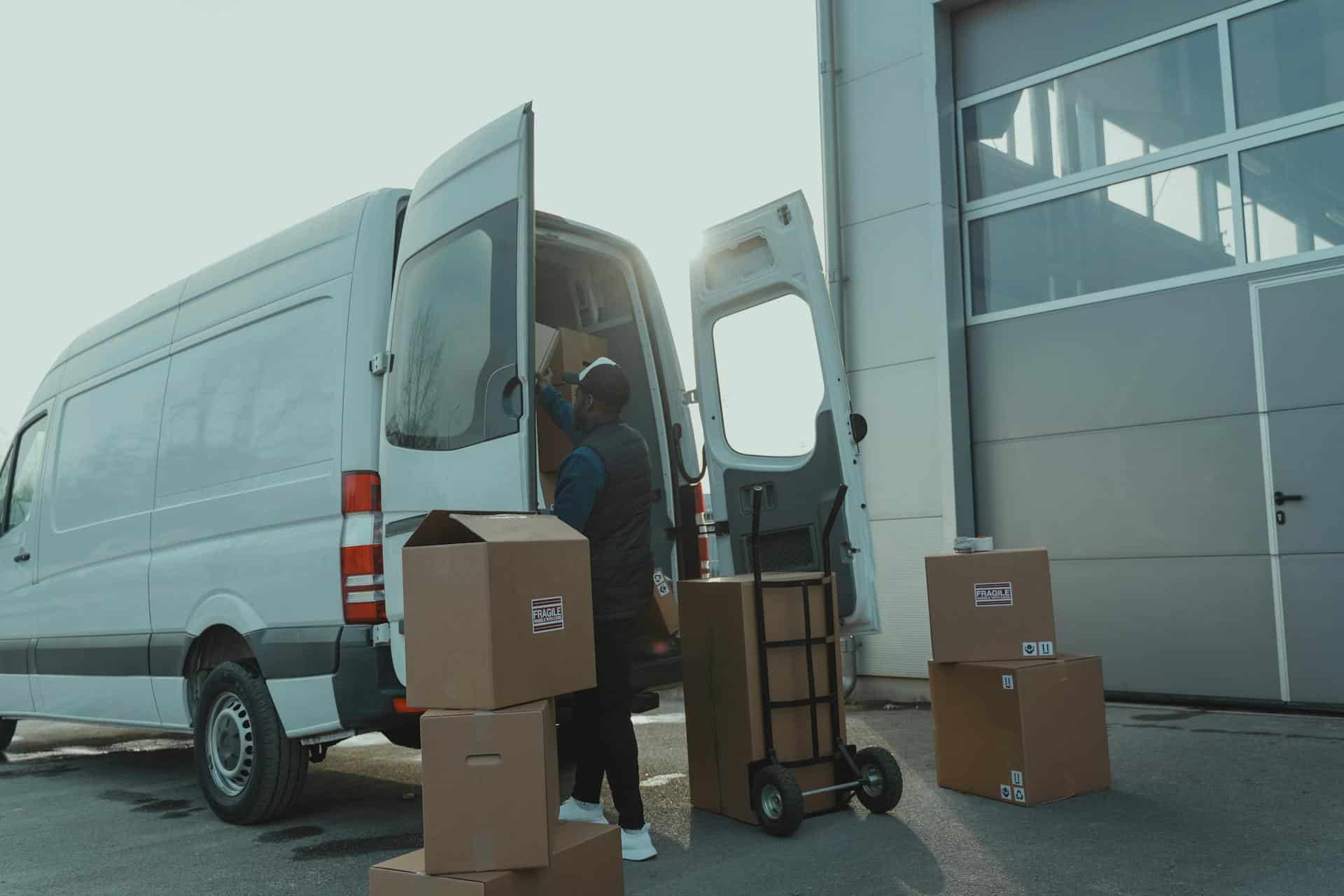 Equipo de distribución cargando un furgón de entregas